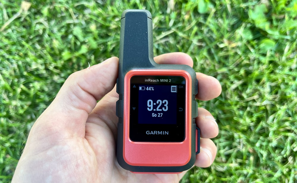 Garmin InReach Mini 2 v pánské ruce